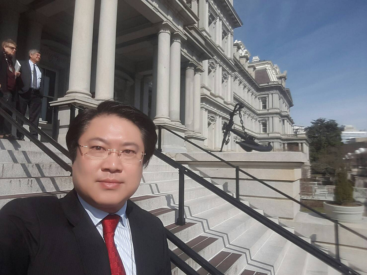 林右昌開心在白宮前面自拍。 圖：基隆市政府提供