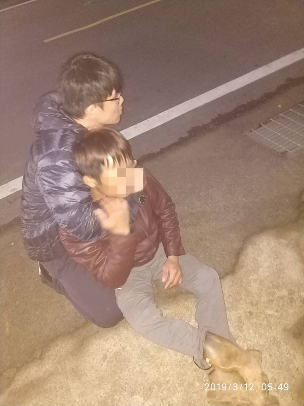 海巡署嘉義查緝隊12日查緝逃逸外勞時，一名越南籍男性逃逸外勞抵抗，最後由曾服役於海軍陸戰隊的偵查員（左）制伏。 圖 : 海巡署嘉義查緝隊/提供