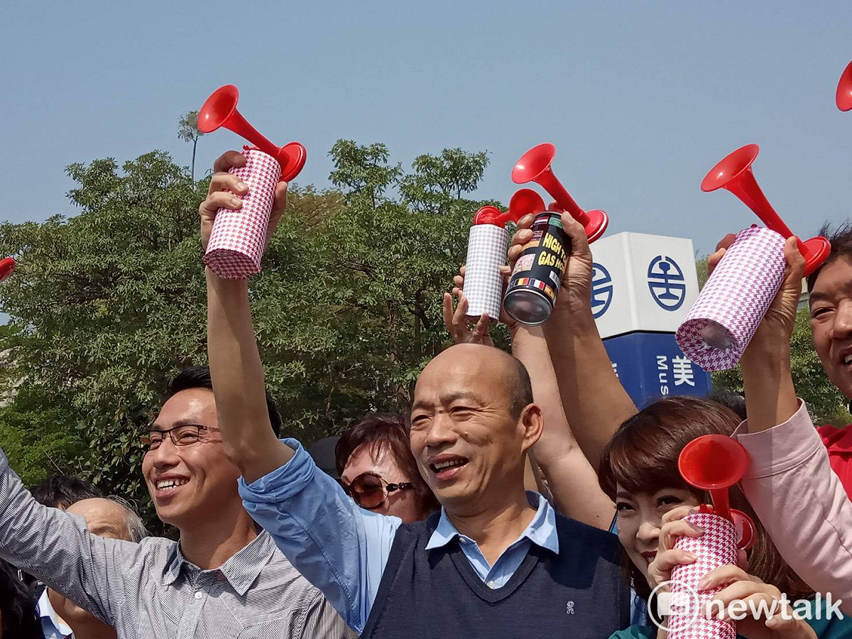 韓國瑜鳴汽笛正式宣告青海路平面開放通車。 圖：孫家銘／攝