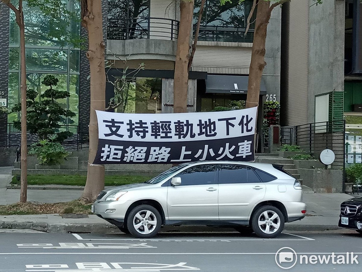 美術館區居民掛布條反對輕軌走平面道路。 固：孫家銘／攝