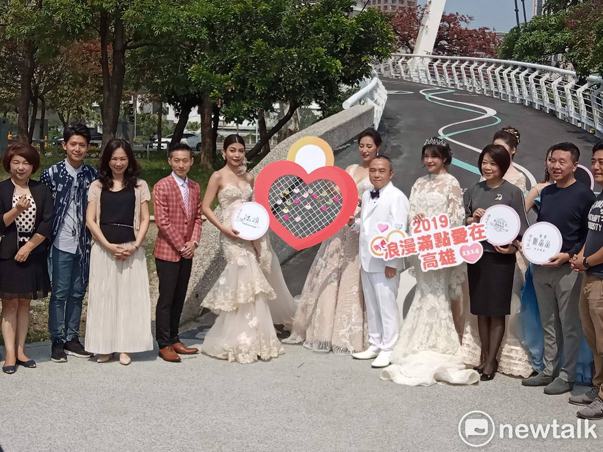 李佳芬(左三)與潘恆旭(右四)共同展示愛心鎖。 圖：孫家銘／攝