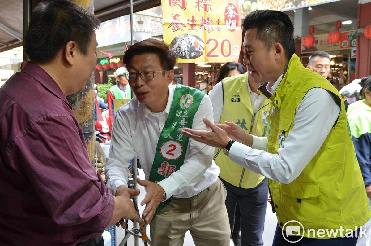 新竹市長林智堅南下陪立委補選候選人郭國文掃街拜票。 圖：黃博郎／攝