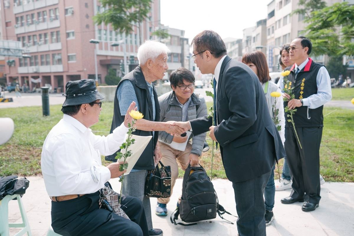 黃偉哲與湯德章家屬握手致意。 圖：翻攝自黃偉哲臉書