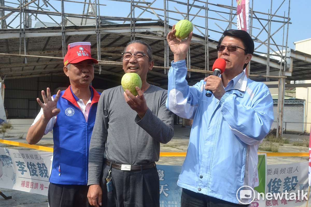 謝龍介今表示，他引進通路商，以好價位向麻豆柚農買文旦，卻被扭曲文旦一斤僅30元。 圖：黃博郎/攝