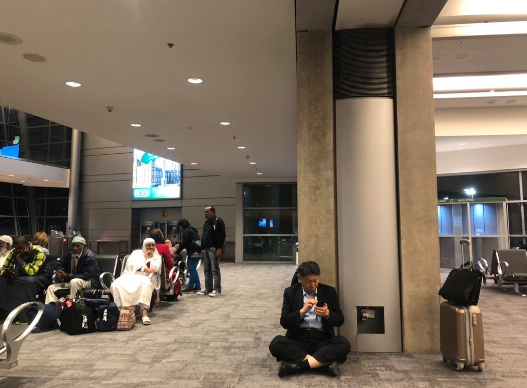 台北市長柯文哲日前出訪以色列時，在臉書PO出於機場席地而坐充電滑手機的照片引發各界熱議。 圖: 翻攝自柯文哲臉書