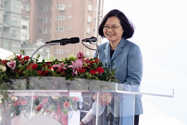 蔡英文總統今（14）日下午主持「總統府原住民族歷史正義與轉型正義委員會」第9次委員會議。圖為蔡英文上午出席「淡江大橋及其連絡道路第三標動土典禮」。 圖：總統府提供(資料照片)