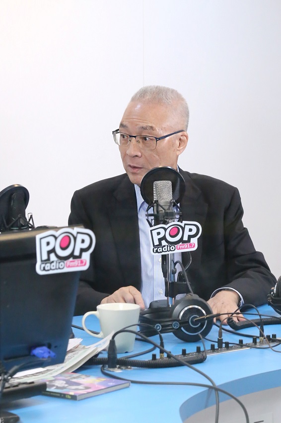 國民黨主席吳敦義傍晚接受《POP大國民》廣播專訪。 圖：《POP大國民》提供