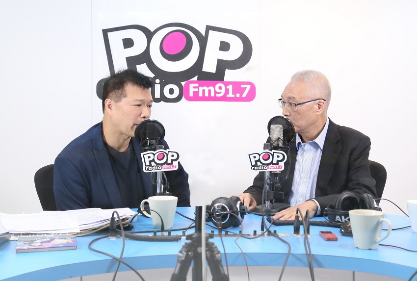 國民黨主席吳敦義傍晚接受《POP大國民》廣播專訪。 圖：《POP大國民》提供