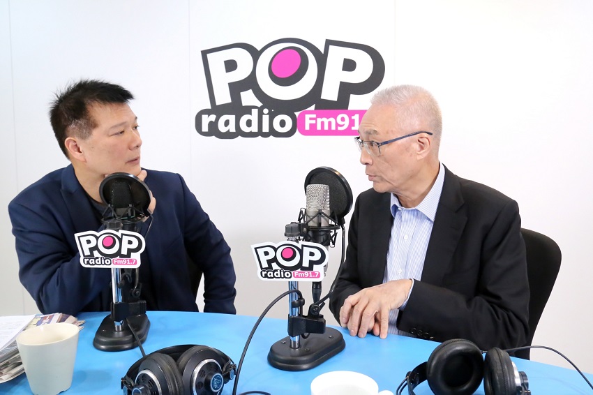 國民黨主席吳敦義傍晚接受《POP大國民》廣播專訪。 圖：《POP大國民》提供