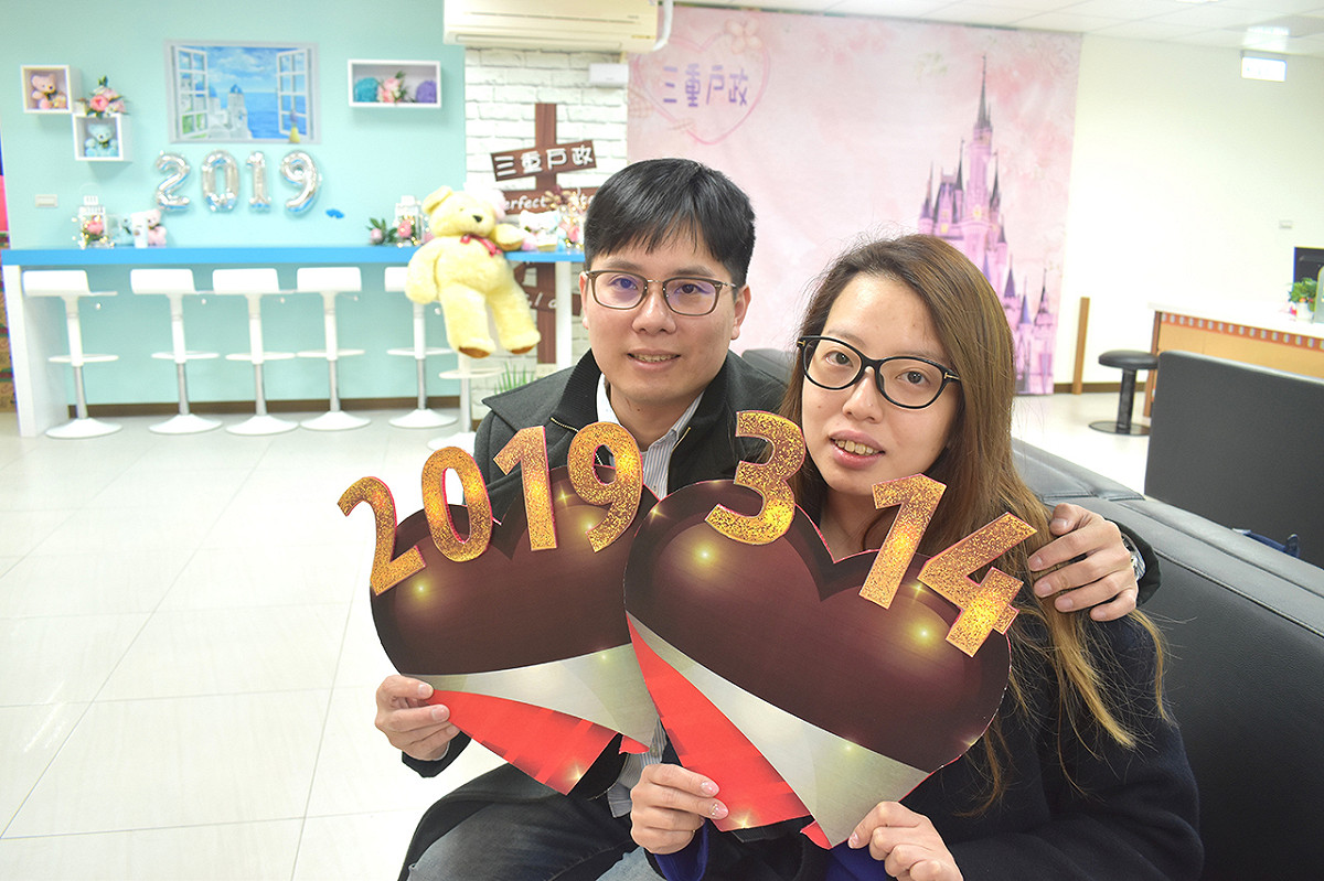 三重戶政所登記的新人邱先生，因為白色情人節是男方表白的日子，特地指定今天結婚生效，希望兩人的愛越來越堅定。 圖：新北市民政局提供