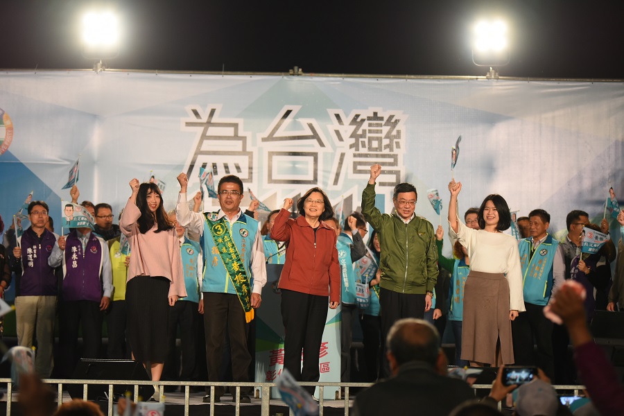 總統蔡英文、民進黨主席卓榮泰今晚為彰化縣立委候選人黃振彥站台輔選。 圖：民進黨中央／提供