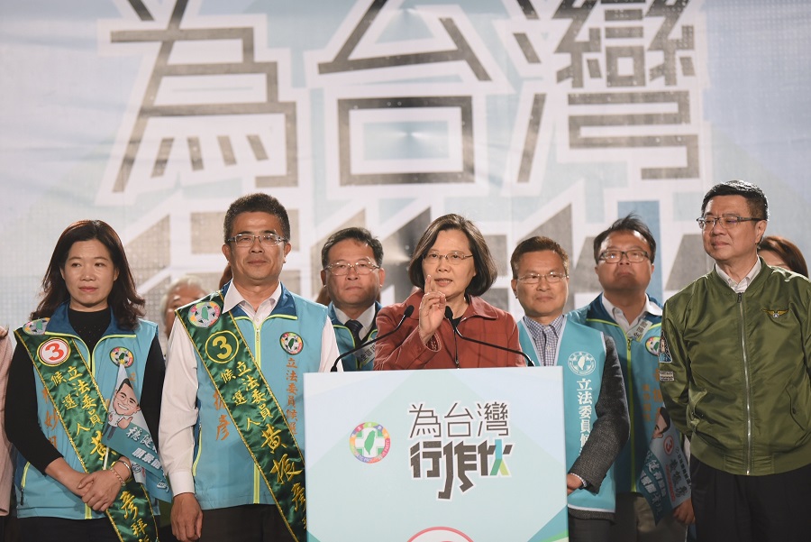 蔡英文在出席造勢晚會上，誇讚黃振彥會做事情、不膨風，希望鄉親把黃振彥送進立法院。 圖：民進黨中央／提供