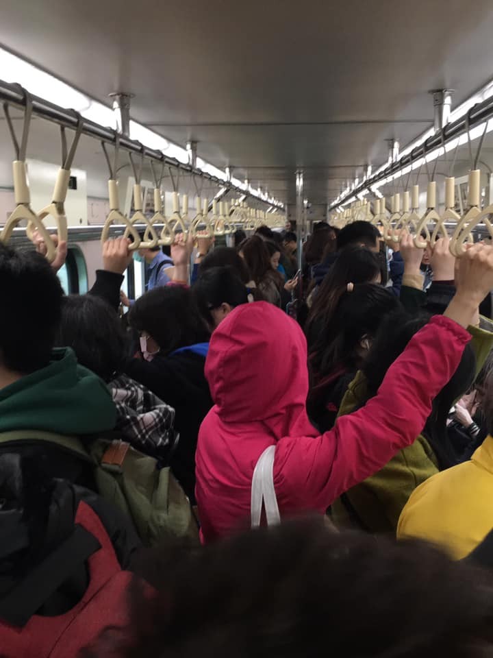 台鐵基隆站號誌故障，許多民眾在列車上等待發車。 圖：取自爆料公社
