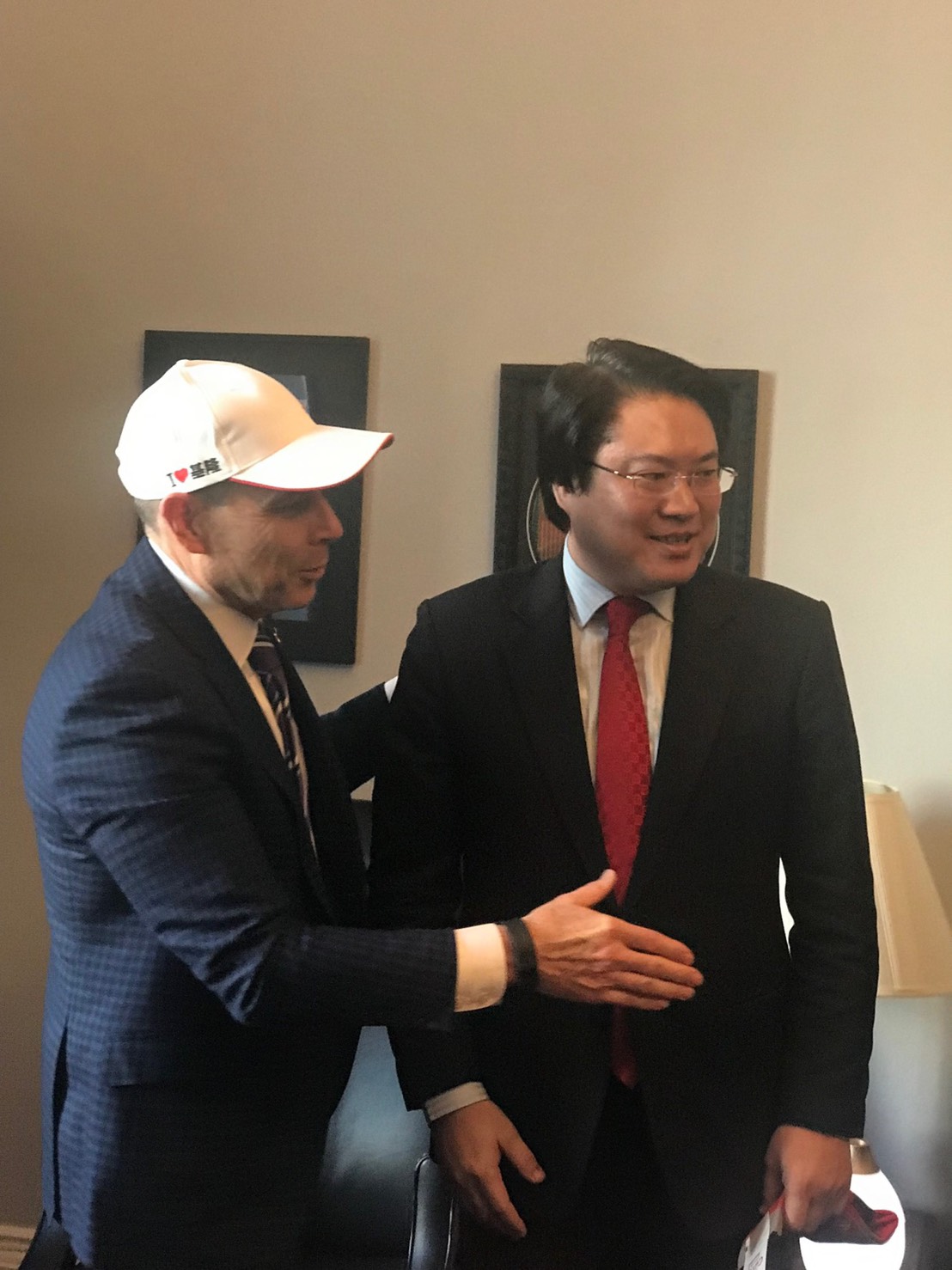 基隆市長林右昌與美國聯邦眾議員合影。 圖：基隆市政府/提供