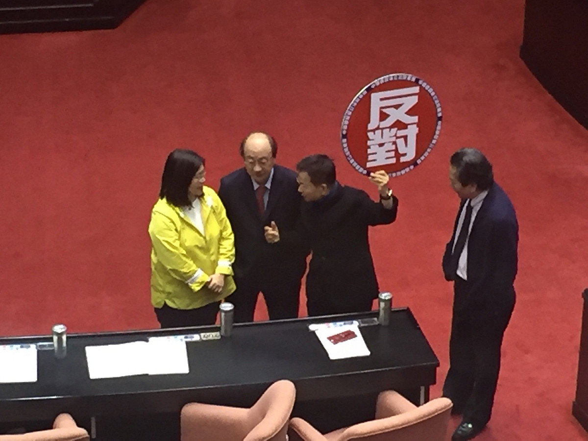 時代力量提議反對把國民黨立委賴士葆沈智慧領銜提出《公投第12案施行法》草案逕付二讀，在國民黨、民進黨、親民黨夾殺下，遭否決。 圖：趙婉淳／攝
