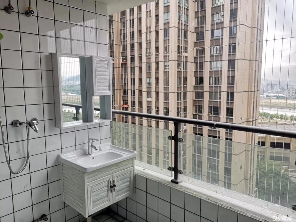 女網友租屋看房，驚見浴室在陽台零遮掩，洗澡全被看光光。 圖／翻攝自臉書爆怨公社