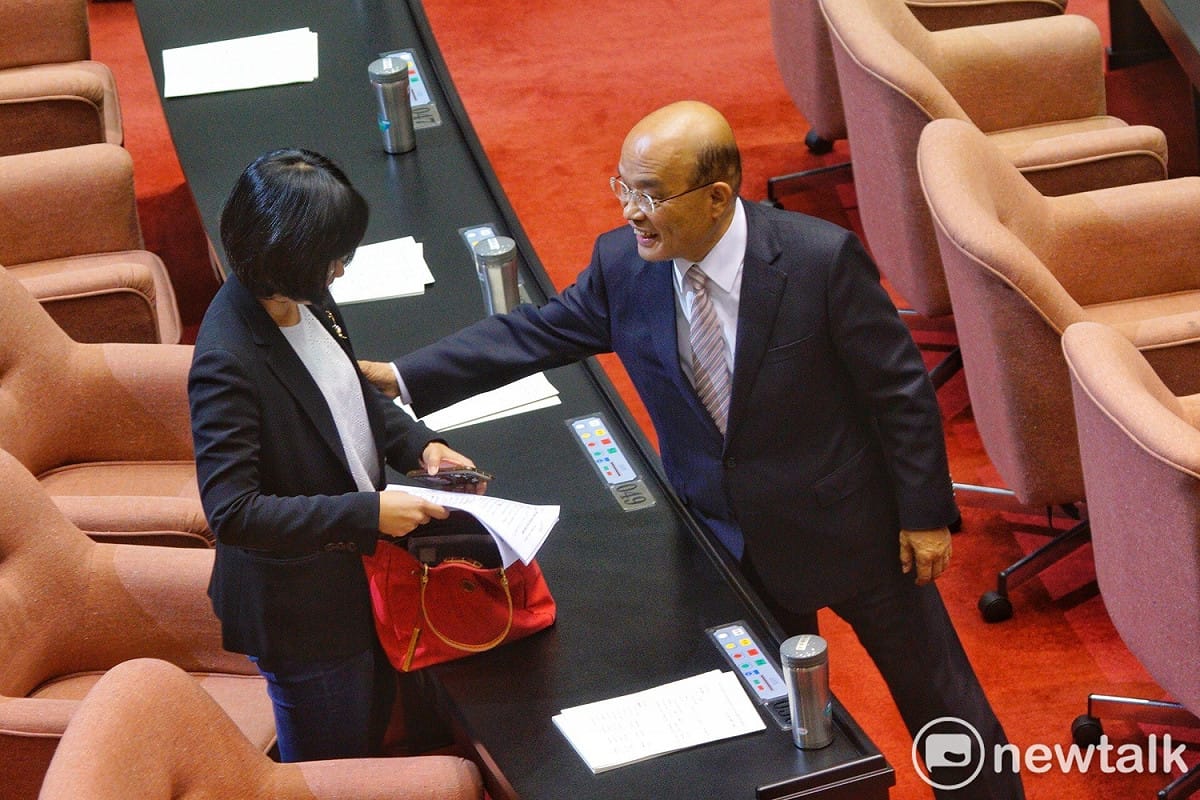 質詢後，蘇貞昌也到委員位置上給女兒加油打氣。 圖:張良一/攝
