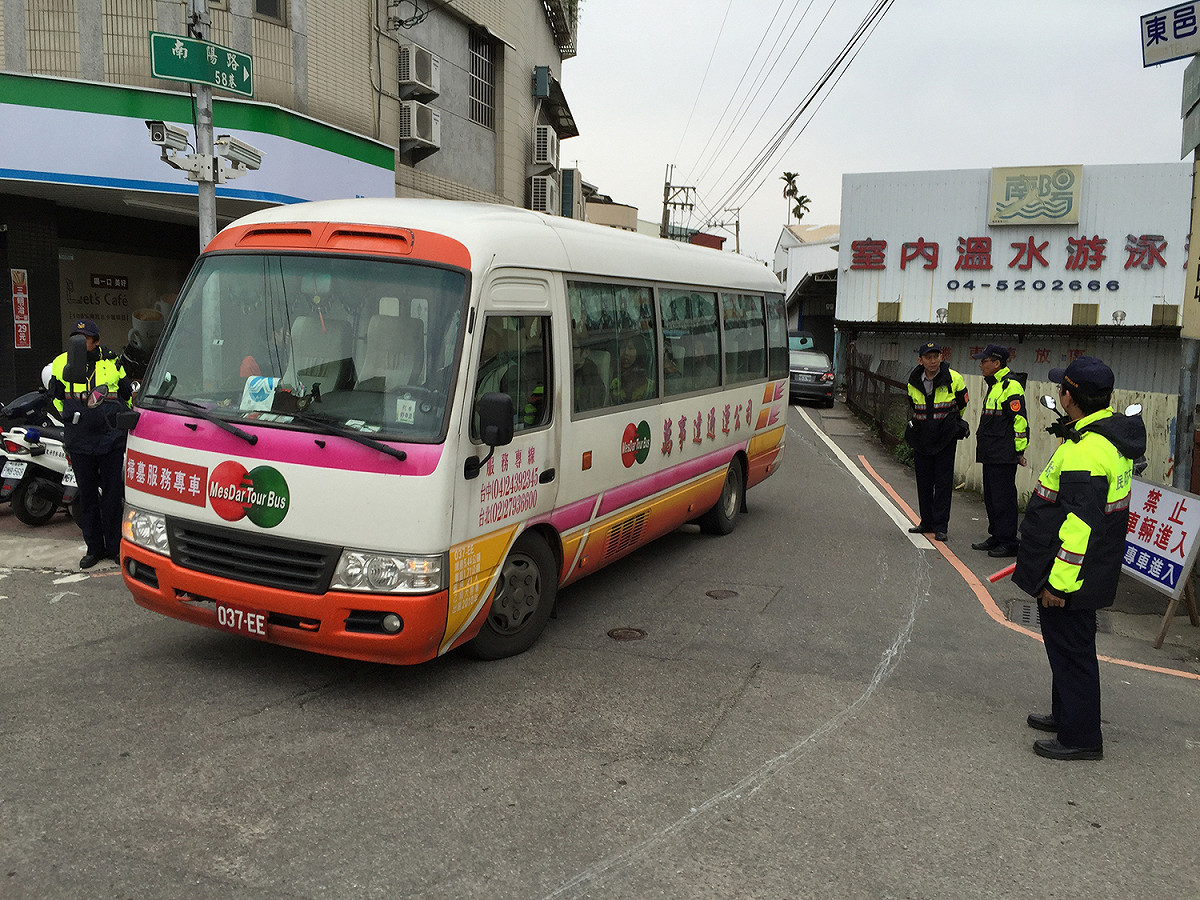 台中市政府於清明節期間在台中五區免費掃墓接駁專車。 圖：台中市政府／提供