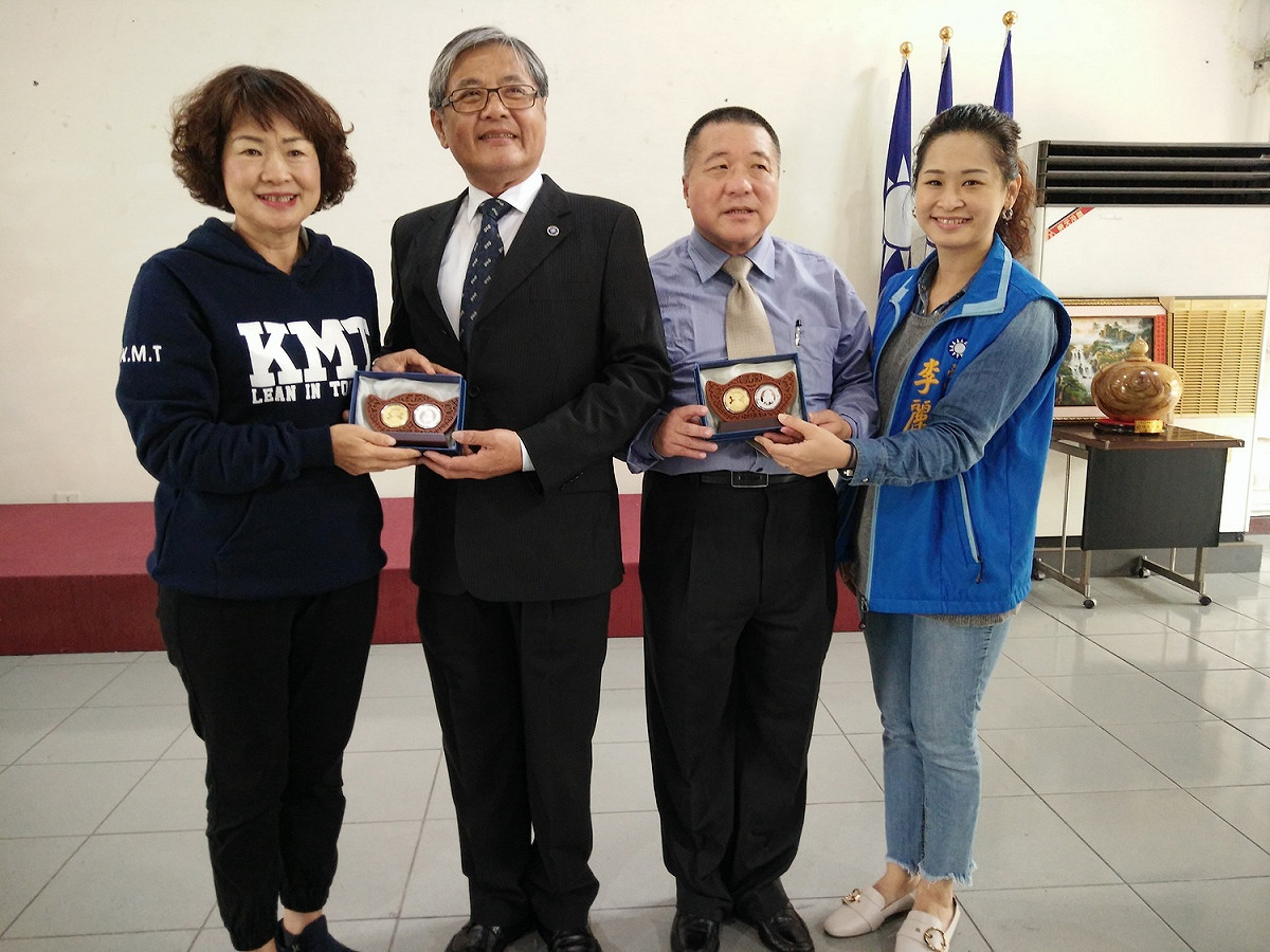 台中市議員李麗華致贈陳明振及顏文正紫南宮錢母，祝國民黨好運旺旺來。 圖：唐復年/攝
