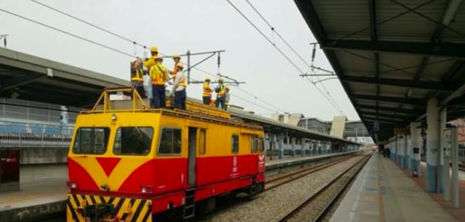 台鐵中洲站今天上午4股電車線吊掛線脫落，台鐵緊急派員搶修。 圖：台鐵/提供