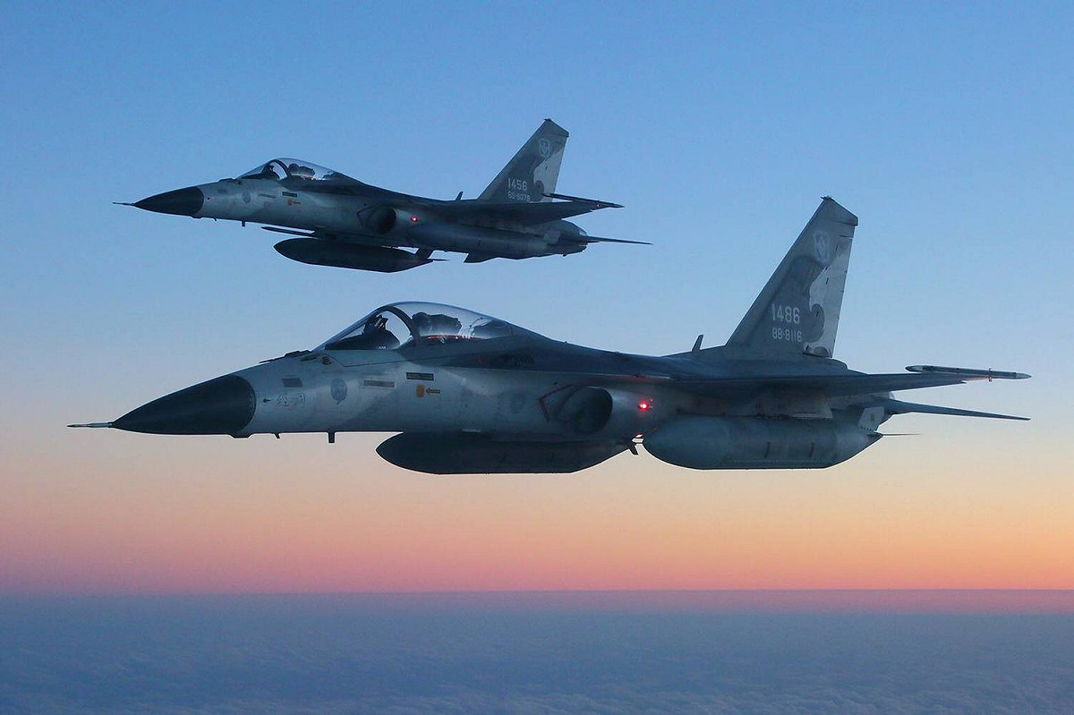 空軍司令部今日證實，台東志航基地第七聯隊45隊陳姓志願役士兵，在凌晨2時被發現利用延長線綁在寢室氣窗窗緣上吊自殺。 圖：翻攝自空軍司令部臉書專頁