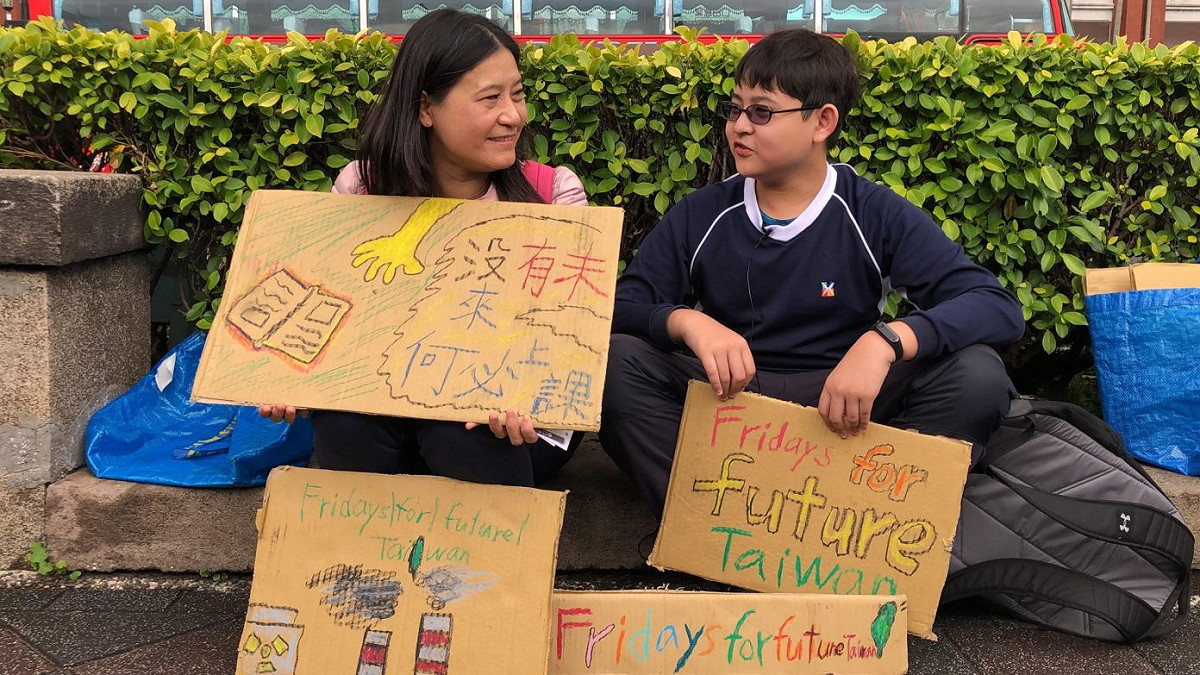 小六生前往總統府前靜坐，希望政府能堅持非核家園。 圖／FFFT提供（資料照片）