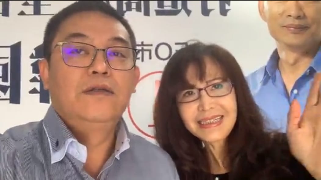 前高雄市鳥松里里長陳清茂(左)發起「號召千人」要每人帶2千元「幫韓國瑜領表」，宣稱超過2千人響應。 圖：翻攝陳清茂臉書
