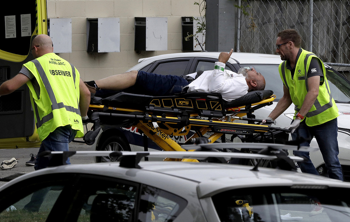 紐西蘭基督城15日發生重大槍擊事件造成傷亡，救護單位將傷者送醫。 圖：達志影像/美聯社