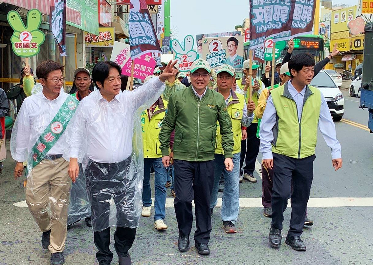 民進黨黨主席卓榮泰、前行政院長賴清德、總統秘書長陳菊、台南市長黃偉哲等人都來為郭國文加油。 圖：翻攝自 郭國文臉書