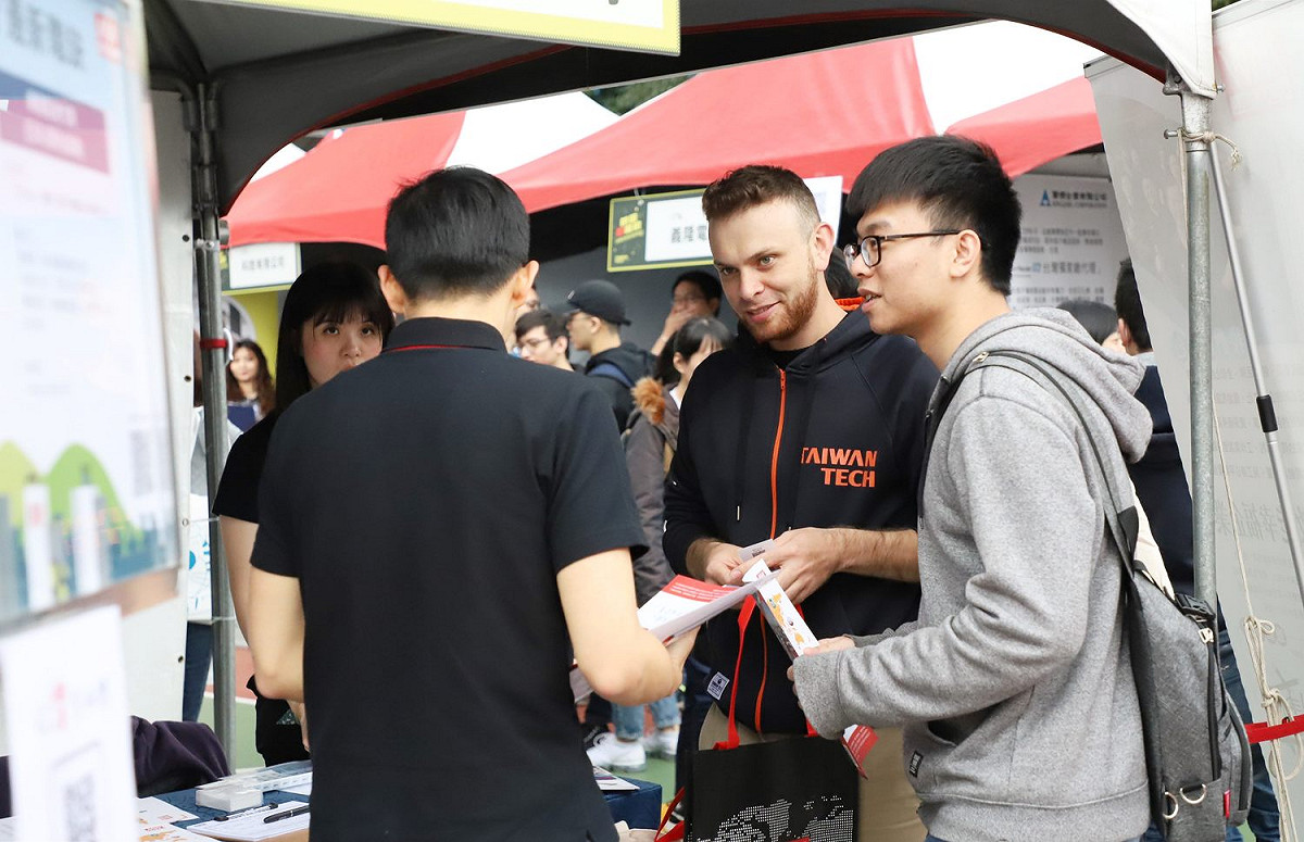 台科大於今（15）日舉辦校園徵才博覽會，今年共200家企業參展，設置230個攤位，估計釋出超過1萬4千個職缺，不少外籍生也躍躍欲試。 圖／台科大提供