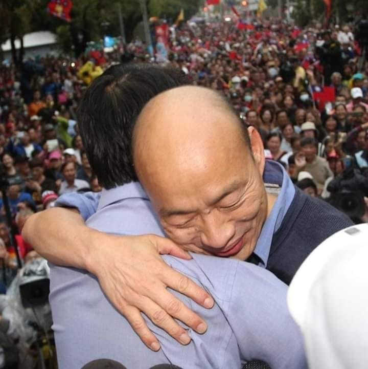 謝龍介與韓國瑜日前造勢時擁抱。 圖：翻攝自韓國瑜粉絲後援會臉書粉絲頁