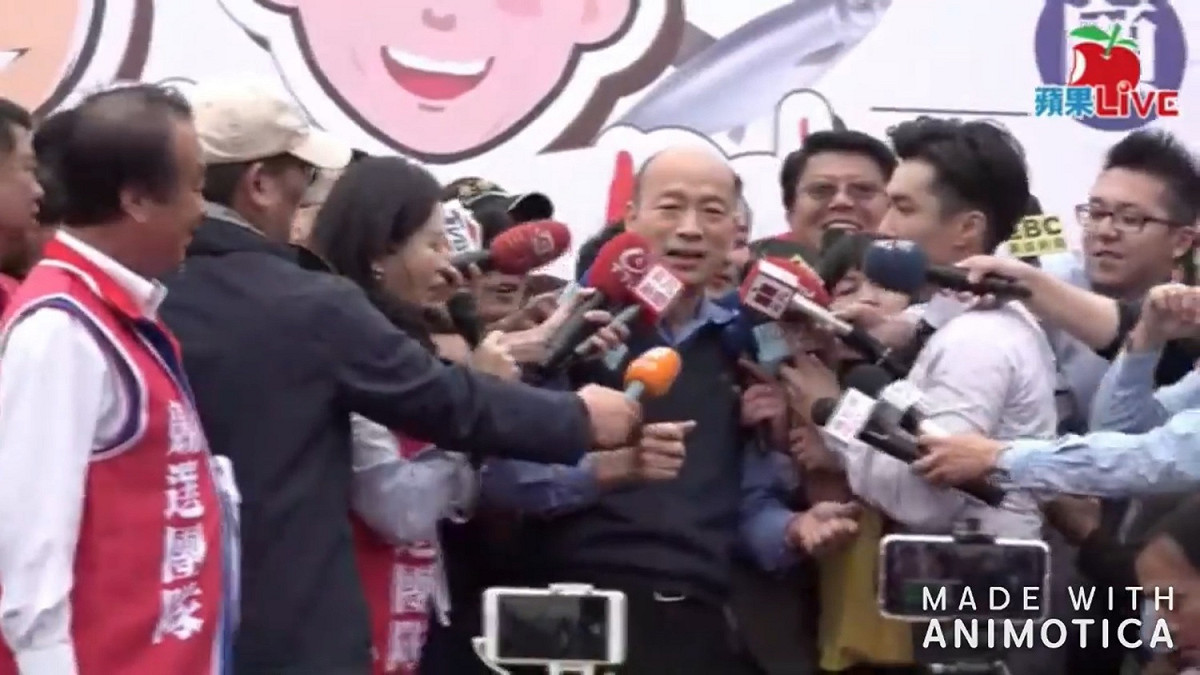 謝龍介的造勢活動，一開始只能尷尬的站在後排。 圖：擷取自「打馬悍將粉絲團」臉書
