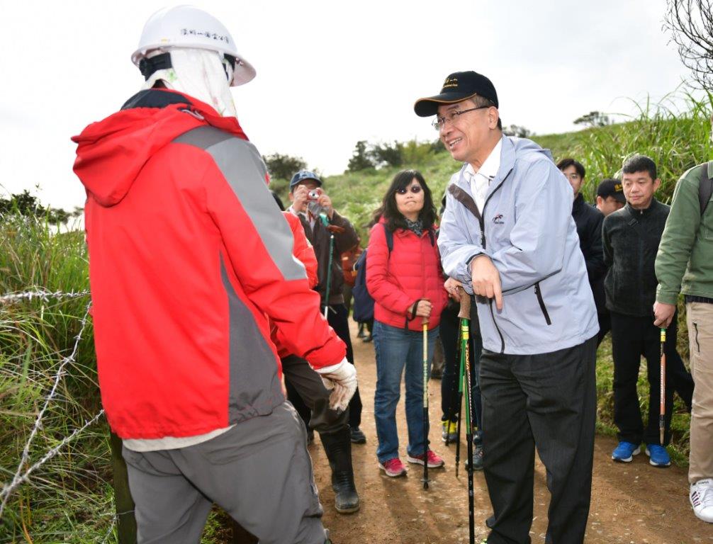內政部長徐國勇對於手作維護步道的志工致上謝意。 圖：內政部提供