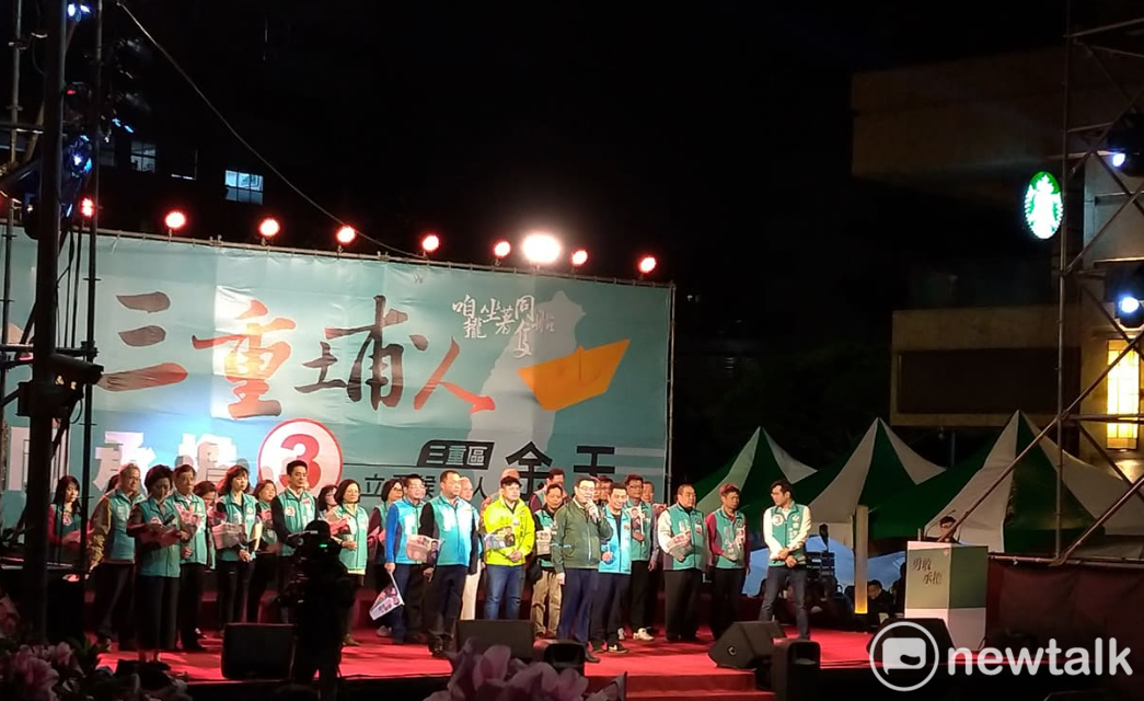 民進黨黨主席卓榮泰致詞時向選民喊話，「這張票是守護台灣，還是放棄主權？」 圖：陳佩君／攝
