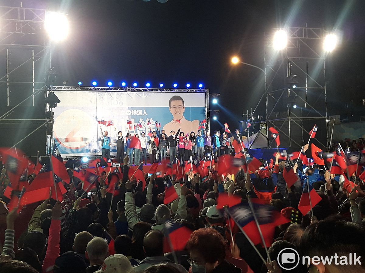 前台北縣長周錫瑋、晚會主持人許淑華、國民黨副主席郝龍斌帶領現場民眾高呼「翻轉三重」、「鄭世維凍蒜」口號。 圖：林昀真／攝