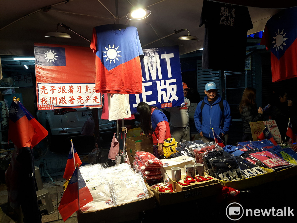 晚會現場有不少攤商販賣ＫＭＴ和韓國瑜有關的商品。 圖：林昀真／攝