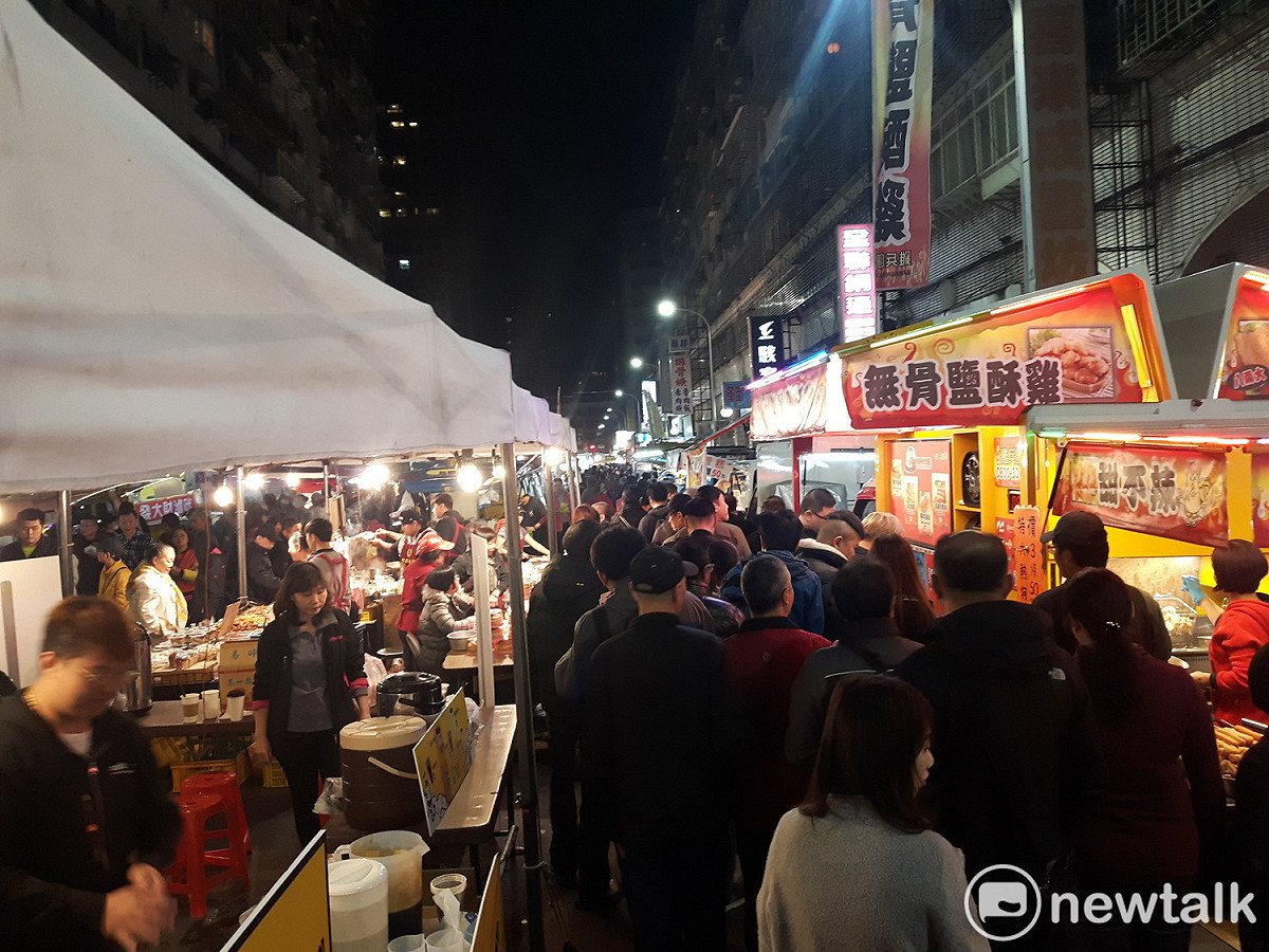 許多攤位在晚會周邊做生意，滿滿人潮讓三陽路成了小夜市。 圖：林昀真／攝