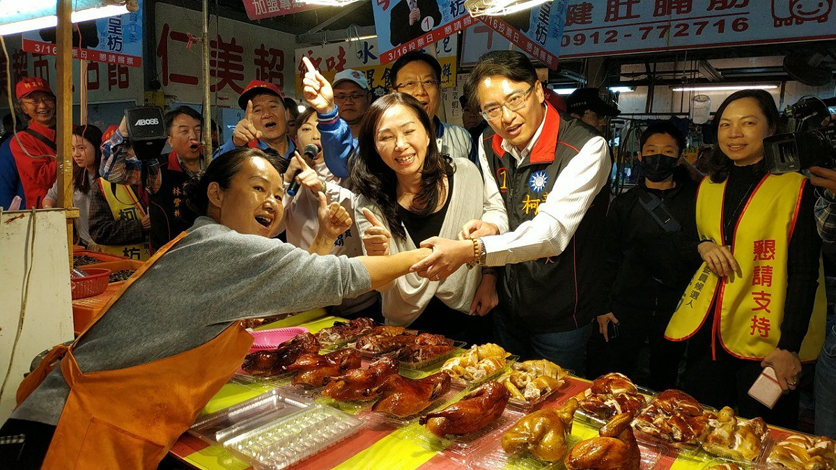 李佳芬陪柯呈枋到黃昏市場拜票。 柯呈枋競選總部/提供