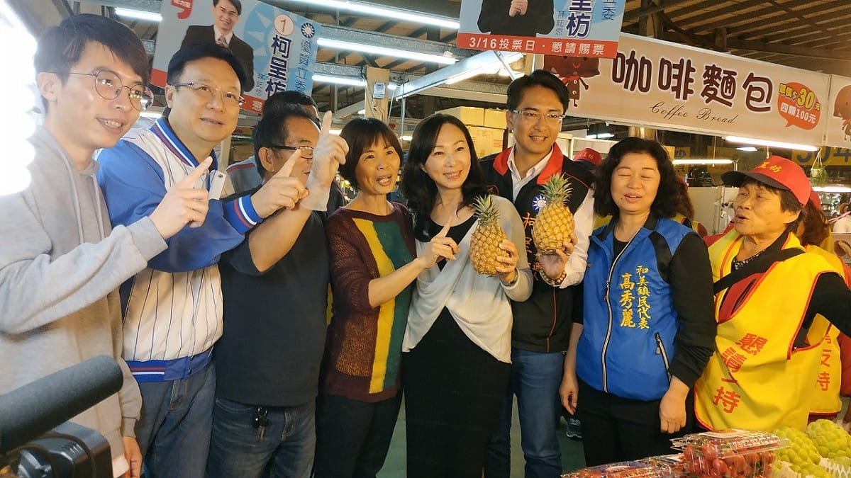 李佳芬陪柯呈枋到黃昏市場拜票。 柯呈枋競選總部/提供