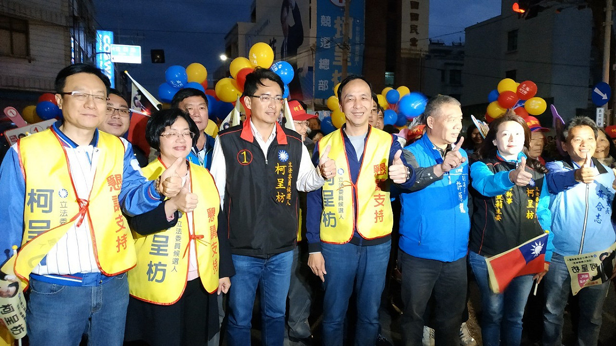 朱立倫陪柯呈枋晚間在和美市區掃街。 柯呈枋競選總部/提供