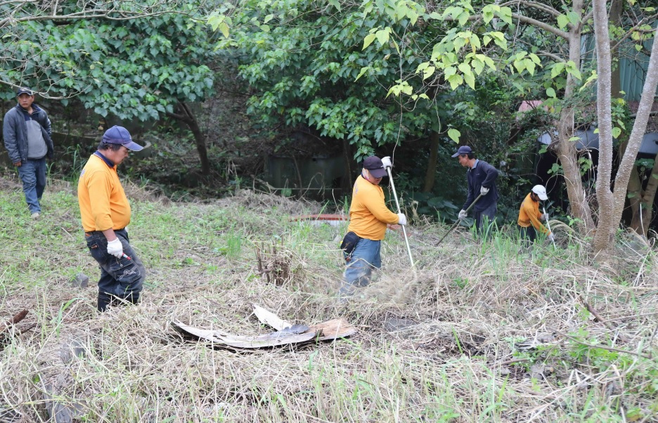 因應清明節到來，新北市政府預計本月22日前，完成境內165處公墓除草，面積約450公頃。 圖：新北市民政局提供