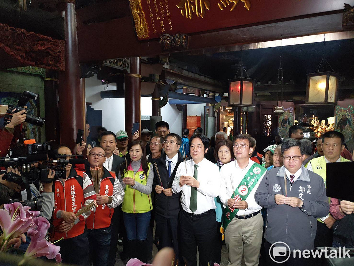 台南市立委第二選區補選候選人郭國文選前之夜熱鬧滾滾，郭國文在前行政院長賴清德和桃園市長鄭文燦、台南市長黃偉哲的陪同下，進行選前衝刺。 圖：黃博郎／攝