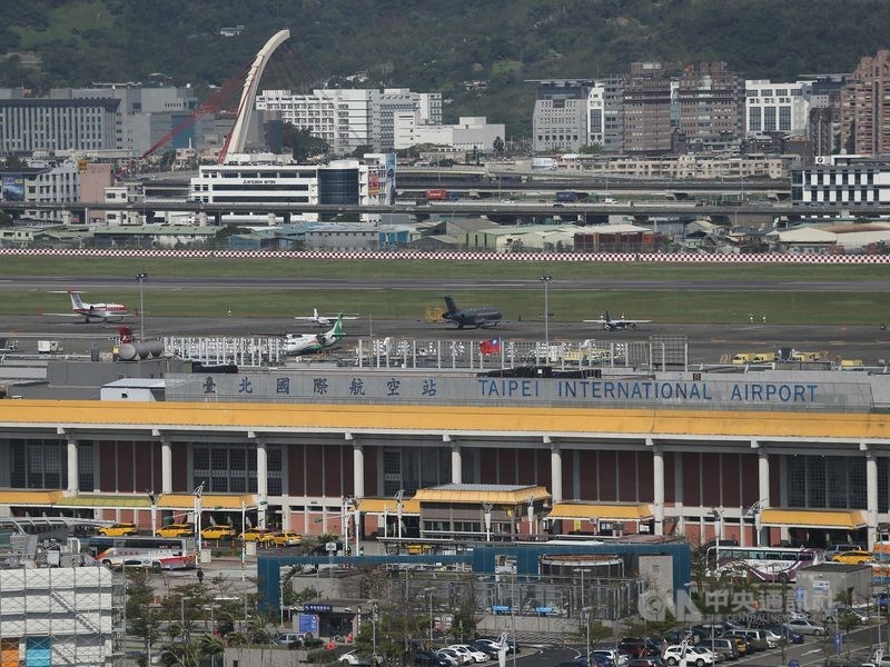 松山機場15日晚間再次發生無人機入侵事件，共8個航班受到影響。 圖：中央社資料照