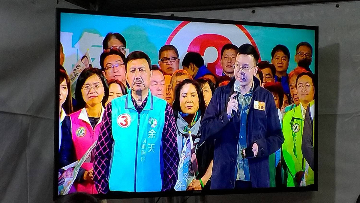 三重區立委補選，余天的造勢晚會壓軸，現身一名神秘嘉賓-太陽花運動的學運領袖「林飛帆」。 圖：陳佩君／攝