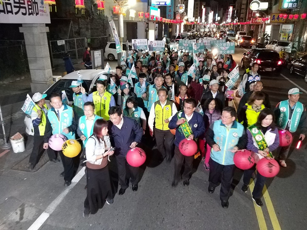 眾人陪著黃振彥提著燈籠在鹿港街頭最後催票。 圖：黃振彥競選總部/提供