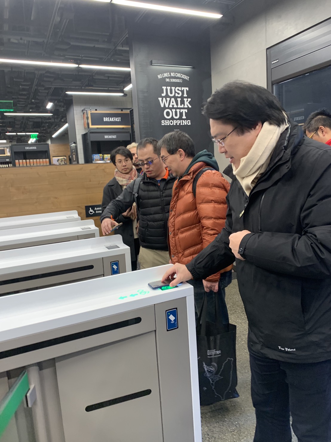 基隆訪問團到Amazon Go，體驗Amazon 新型的無人商店。 圖/基隆市政府提供