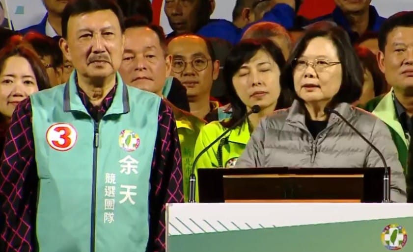 總統蔡英文今日履行昨晚替三重立委補選候選人余天站台時的承諾，今日九點便陪同余天前往投票所投票。 圖：翻攝自余天臉書專頁。