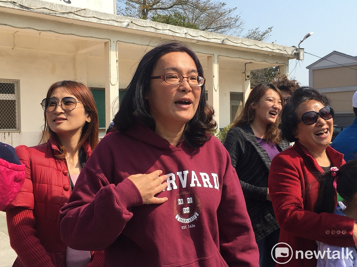來自金門縣的國民黨立法委員陳玉珍（中），也是前議長陳水木的女兒，經歷過縣議員，在2019年立委補選中脫黨（被開除黨籍後改停權三個月）成為首位金門女性立委。 圖：陳沛婍／攝（資料照片）