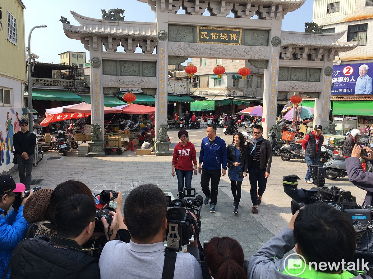 金門縣立委補選候選人洪麗萍（左一），陪同金門縣長楊鎮浯（左二）前往投票所投票。 圖：陳冠霖／提供