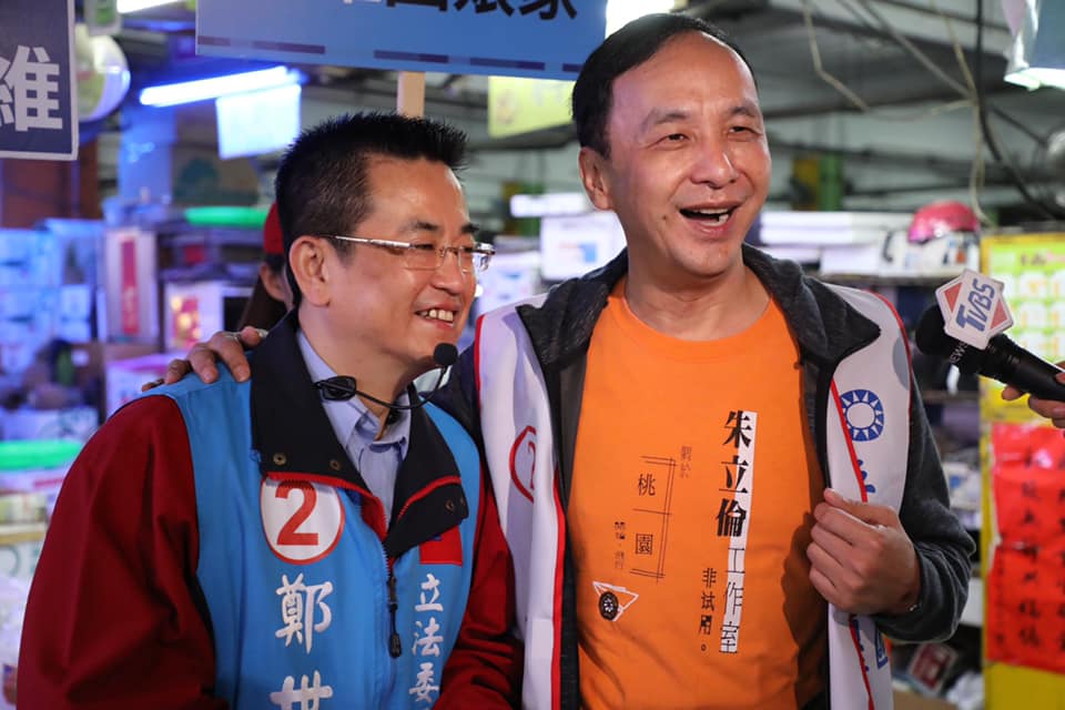 前新北市長朱立倫（右）今日上午陪同國民黨三重立委補選候選人鄭世維（左）前往三重高中投票。 圖：翻攝自朱立倫臉書。